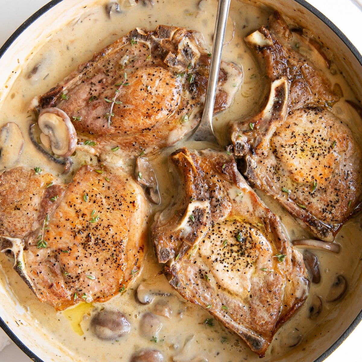 Easy One-Pan Smothered Pork Chops: Tender & Ready in 30 Minutes